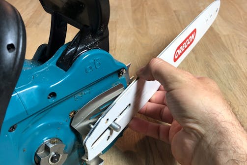 Oregon Powersharp: Det nya Powersharp-svärdet monteras på samma sätt som det svärd som följde med din kedjesåg. Oregon Powersharp: Det nya Powersharp-svärdet monteras på samma sätt som det svärd som följde med din kedjesåg.